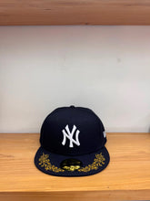 Cargar imagen en el visor de la galería, 59Fifty New York Yankees Floral Icon
