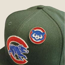 Cargar imagen en el visor de la galería, Pin Chicago Cubs Bear Logo
