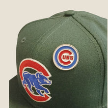 Cargar imagen en el visor de la galería, Pin Chicago Cubs Logo Letras
