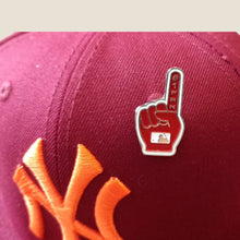 Cargar imagen en el visor de la galería, Pin Guante de espuma V.2 Rojo/Blanco
