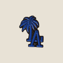 Cargar imagen en el visor de la galería, Pin LA Palmera Azul Rey
