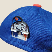 Cargar imagen en el visor de la galería, Pin Mr. Met Peek
