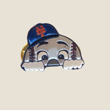 Cargar imagen en el visor de la galería, Pin Mr. Met Peek
