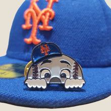 Cargar imagen en el visor de la galería, Pin Mr. Met Peek
