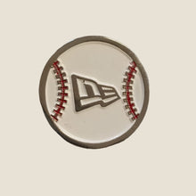 Cargar imagen en el visor de la galería, Pin Pelota Beisbol New Era
