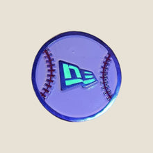 Cargar imagen en el visor de la galería, Pin Pelota New Era Flag Glow In The Dark
