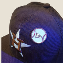 Cargar imagen en el visor de la galería, Pin Pelota New Era Flag Glow In The Dark
