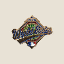 Cargar imagen en el visor de la galería, Pin World Series 1996
