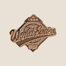 Cargar imagen en el visor de la galería, Pin World Series 1996 Glow In The Dark
