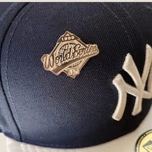Cargar imagen en el visor de la galería, Pin World Series 1996 Glow In The Dark
