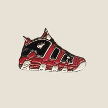 Cargar imagen en el visor de la galería, Pin Air Nike Uptempo Chicago
