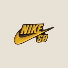Cargar imagen en el visor de la galería, Pin Logo Nike Sb Amarillo
