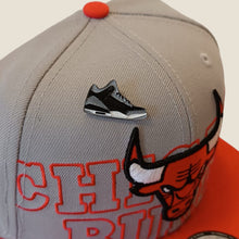 Cargar imagen en el visor de la galería, Pin Jordan 3 Black Cement
