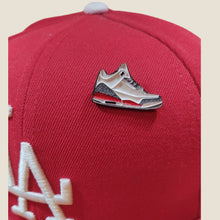 Cargar imagen en el visor de la galería, Pin Jordan Retro 3 Katrina
