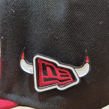 Cargar imagen en el visor de la galería, Pin Contorno Bulls Blanco
