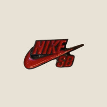 Cargar imagen en el visor de la galería, Pin Logo Nike Sb Rojo
