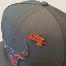Cargar imagen en el visor de la galería, Pin Logo Nike Sb Rojo

