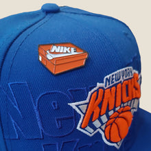 Cargar imagen en el visor de la galería, Pin Nike Box Classic
