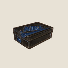 Cargar imagen en el visor de la galería, Pin Nike Box Negro/Azul
