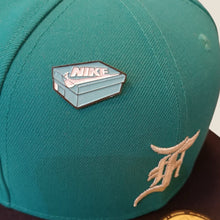 Cargar imagen en el visor de la galería, Pin Nike Box Aqua
