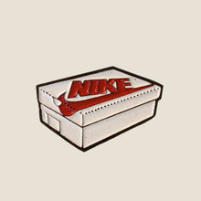 Cargar imagen en el visor de la galería, Pin Nike Box Blanco/Rojo
