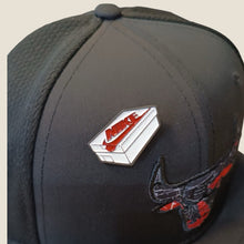 Cargar imagen en el visor de la galería, Pin Nike Box Blanco/Rojo
