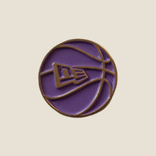 Cargar imagen en el visor de la galería, Pin Balón New Era Básquet Purple
