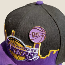 Cargar imagen en el visor de la galería, Pin Balón New Era Básquet Purple
