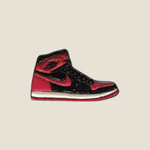 Cargar imagen en el visor de la galería, Pin Jordan Retro 1 Bred
