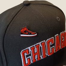 Cargar imagen en el visor de la galería, Pin Jordan Retro 1 Bred
