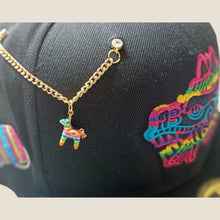 Cargar imagen en el visor de la galería, Pin con cadena piñata gold
