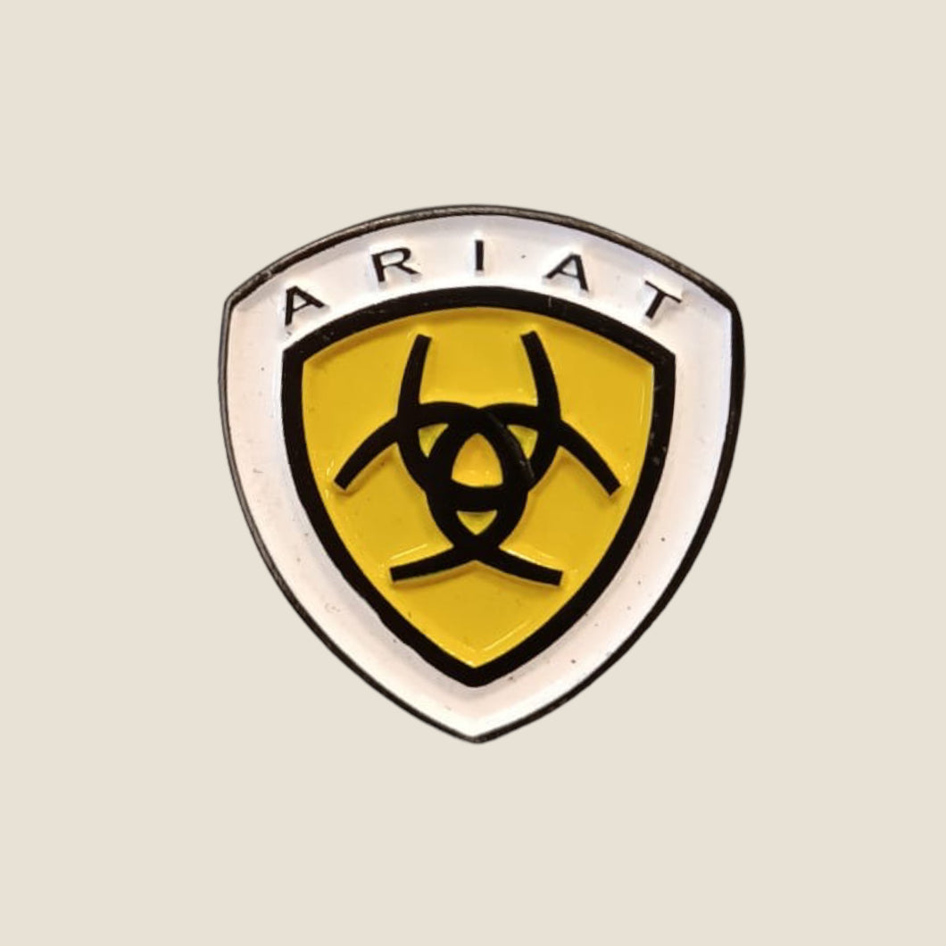 Pin Ariat amarillo