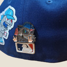 Cargar imagen en el visor de la galería, Pin Inosuke Hashibira Peek Cap Azul
