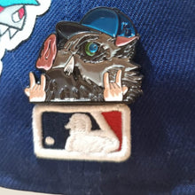 Cargar imagen en el visor de la galería, Pin Inosuke Hashibira Peek Cap Azul
