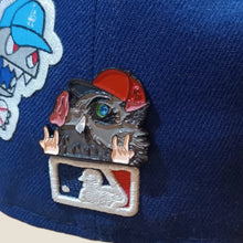 Cargar imagen en el visor de la galería, Pin Inosuke Hashibira Peek Cap Roja
