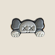 Cargar imagen en el visor de la galería, Pin Kaws Peek
