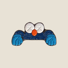 Cargar imagen en el visor de la galería, Pin Kaws x Sesame Street Blue
