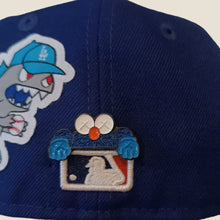 Cargar imagen en el visor de la galería, Pin Kaws x Sesame Street Blue
