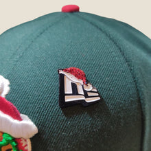 Cargar imagen en el visor de la galería, Pin New Era Flag Navideño
