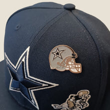 Cargar imagen en el visor de la galería, Pin Casco NFL Dallas Cowboys Gris
