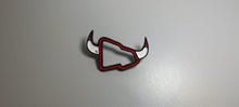 Cargar imagen en el visor de la galería, Pin Contorno Chicago Bulls Hornes Classic Red

