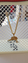 Cargar imagen en el visor de la galería, Pin con cadena pez espada gold
