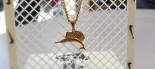 Cargar imagen en el visor de la galería, Pin con cadena pez espada gold
