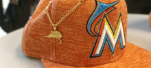 Cargar imagen en el visor de la galería, Pin con cadena pez espada gold
