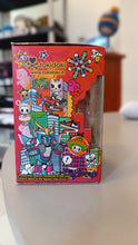 Cargar imagen en el visor de la galería, Figuras TokiDoki x Sneaker Fever Sneaker Shogun y King Kix
