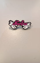 Cargar imagen en el visor de la galería, Pin New Era Script Mickey Hands Rosa
