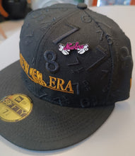 Cargar imagen en el visor de la galería, Pin New Era Script Mickey Hands Rosa
