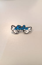 Cargar imagen en el visor de la galería, Pin New Era Script Mickey Hands Azul
