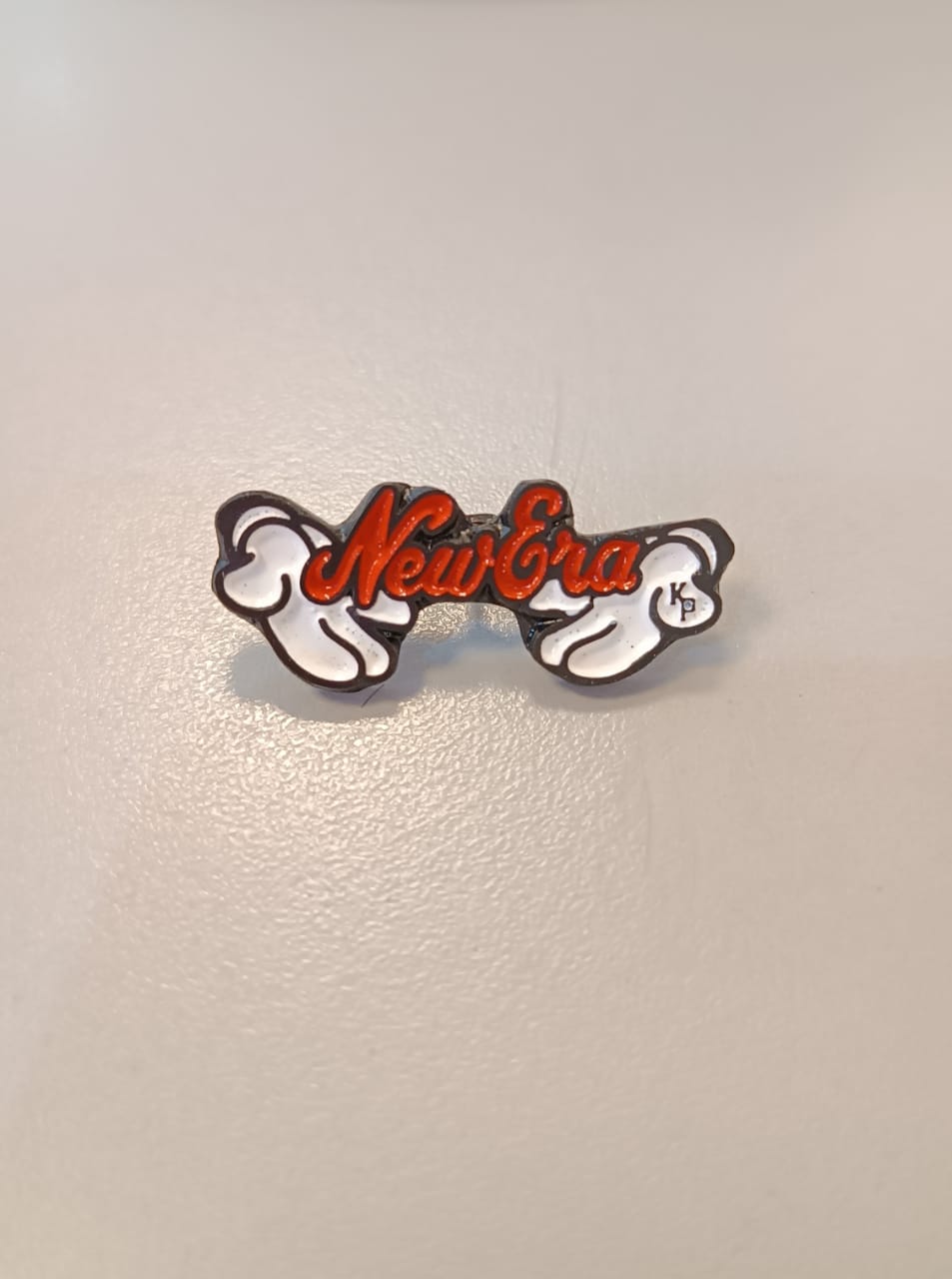 Pin New Era Script Mickey Hands Naranja