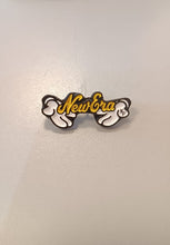 Cargar imagen en el visor de la galería, Pin New Era Script Mickey Hands amarillo
